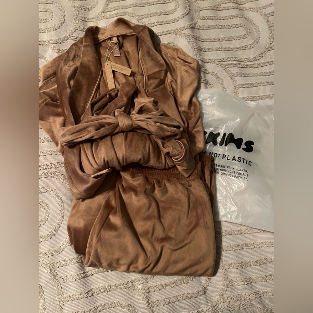 Skims robe with matching pants